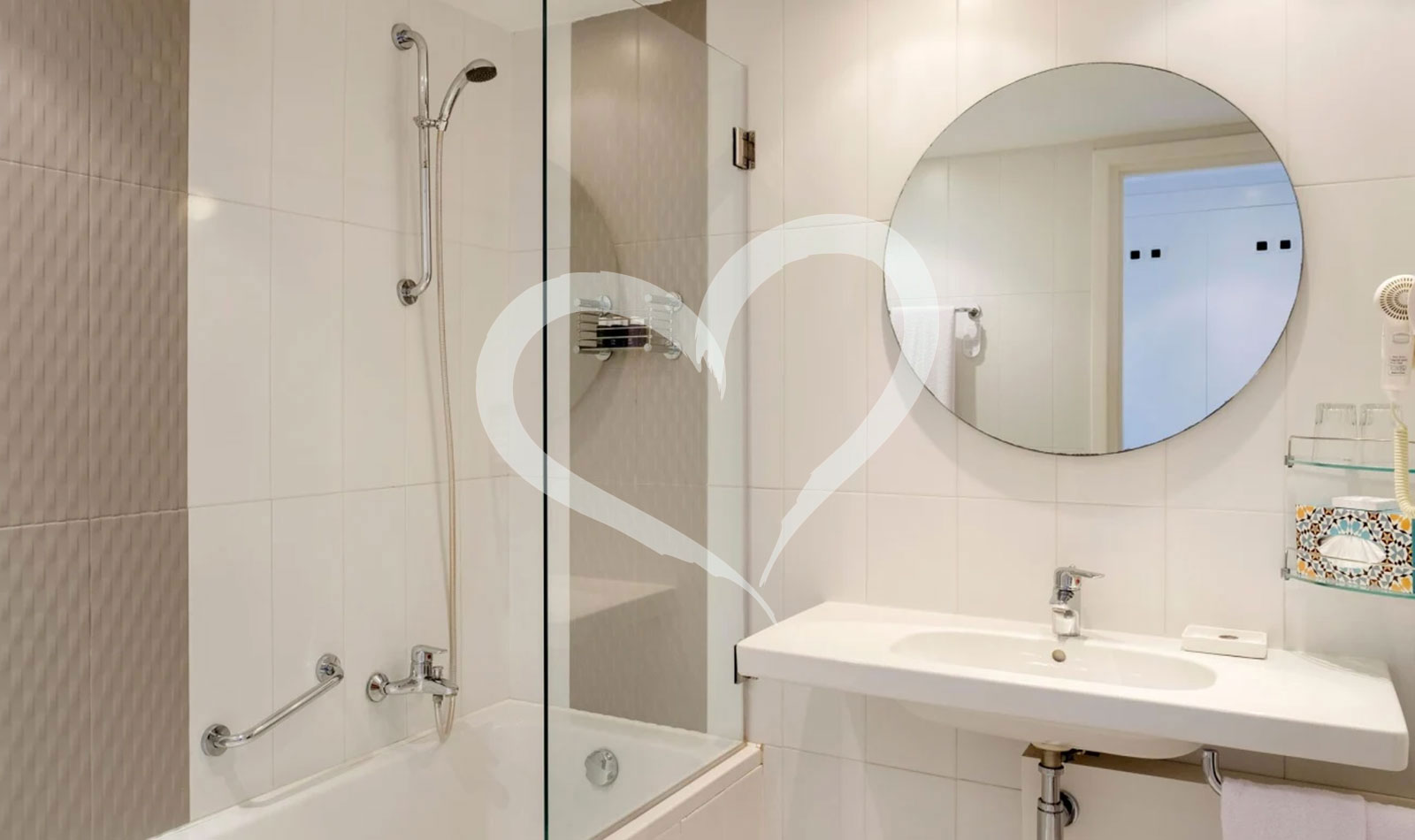 Doppel-/Dreibettzimmer im Haupthaus mit Meer-/Poolblick