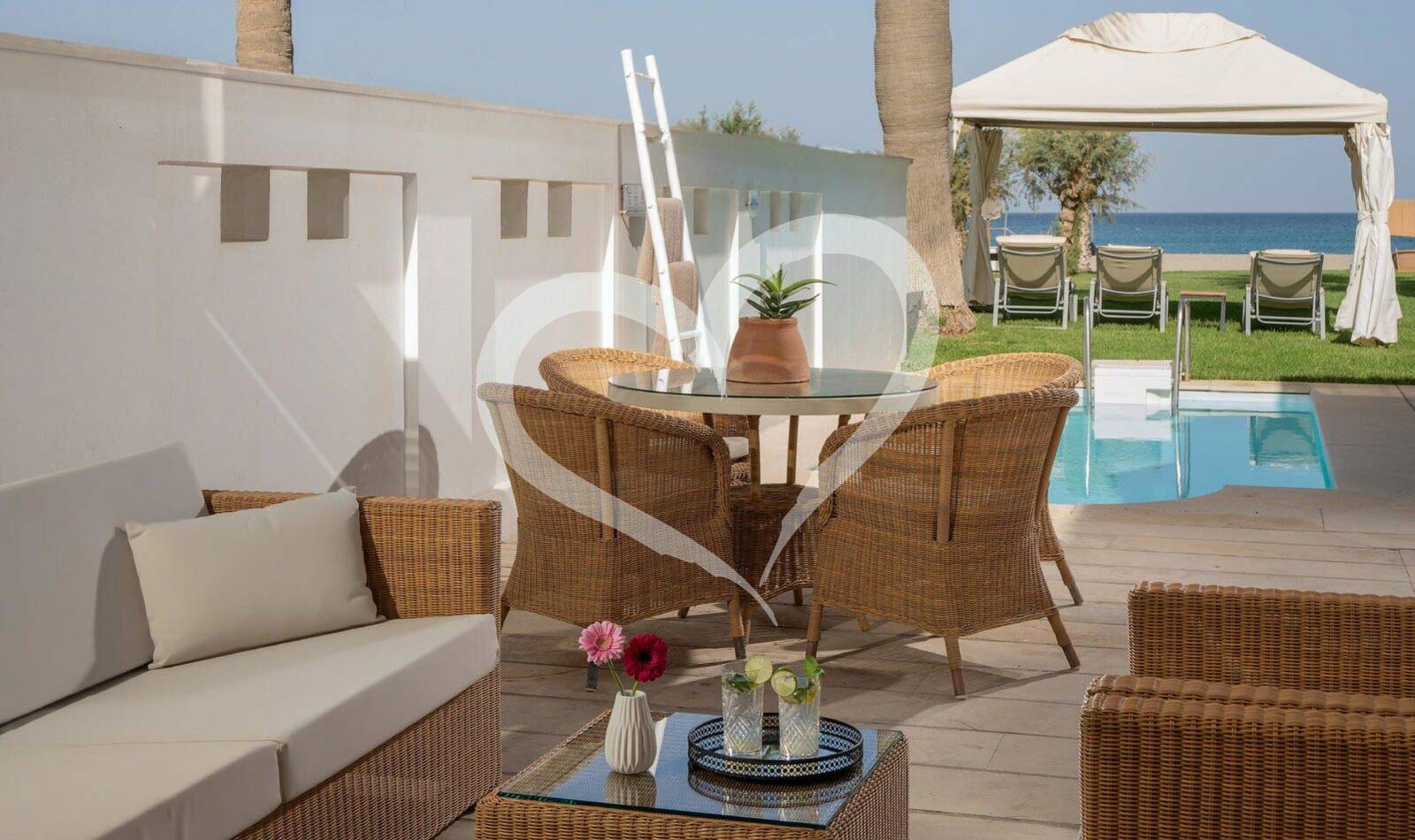 BUNGALOW SUITE SEA FRONT PRIVATE POOL