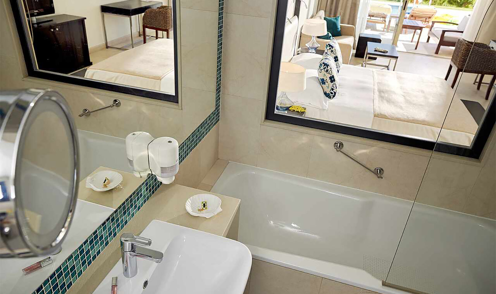 Double Room Deluxe Sharing Pool